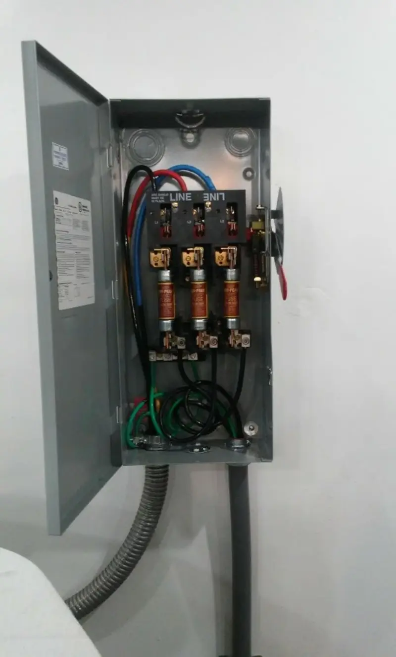 Three-phase disconnect switch installed for Smoke Detector Installation in Alcoa